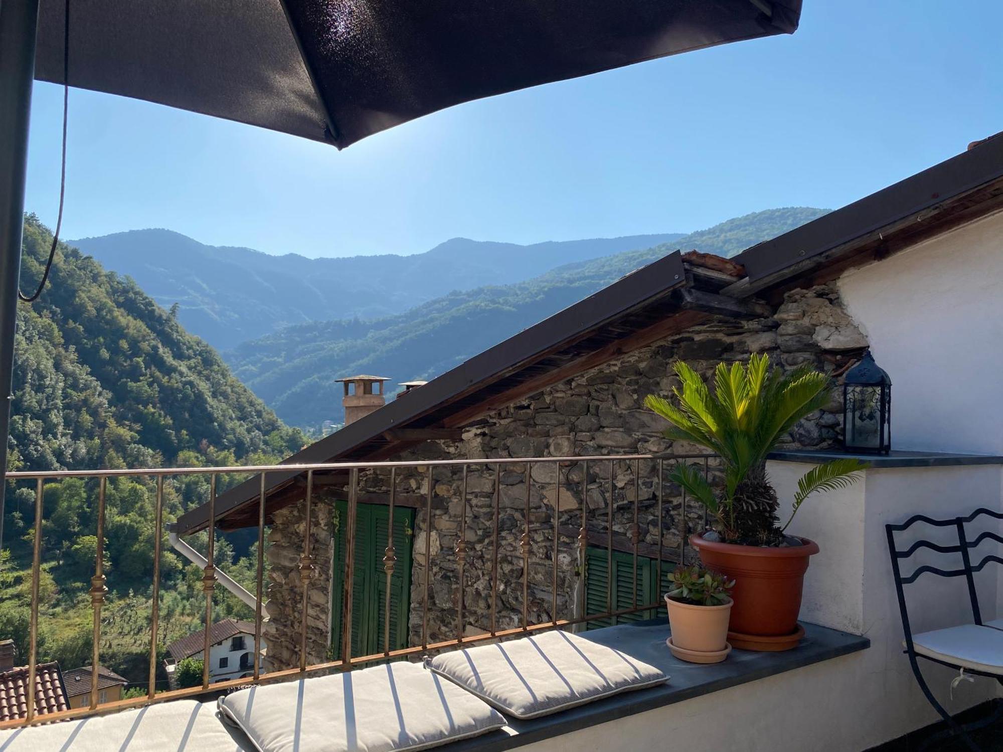 Iconic Italian Townhouse W Rooftop Terrace & Mountain View, Pigna Ngoại thất bức ảnh